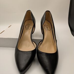 Black  Pointed Toe Heels with Moderate Heel Simply Comfort Stride 8.5 Like New